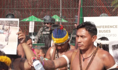 Brésil: des manifestants indigènes bloquent l'entrée de la COP30 à Belém