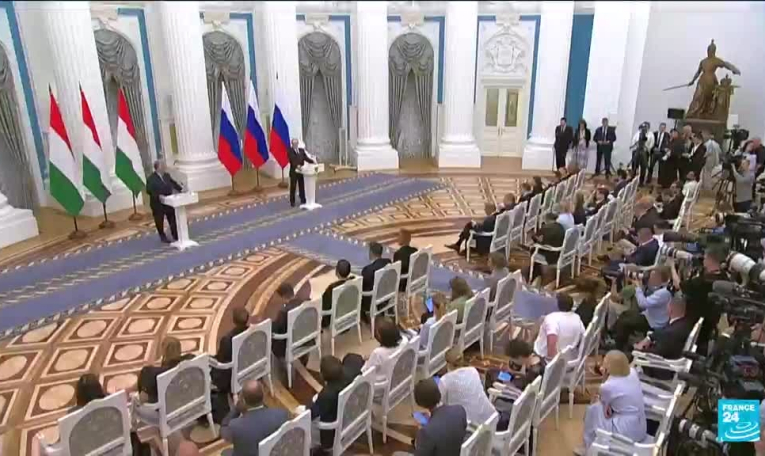 Ukraine : Poutine campe sur ses exigences devant Orban à Moscou, sous les huées de l'UE