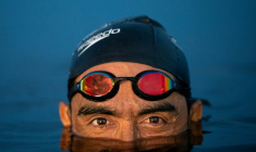 Le Colombien Wilber Honorio Muñoz, triathlète et militant écologiste, pose pour une photo dans les eaux du Rio Negro à Manaus, le 18 mai 2026 ( AFP / MICHAEL DANTAS )