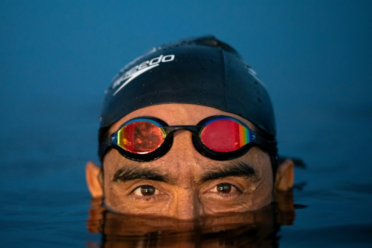 Le Colombien Wilber Honorio Muñoz, triathlète et militant écologiste, pose pour une photo dans les eaux du Rio Negro à Manaus, le 18 mai 2026 ( AFP / MICHAEL DANTAS )