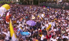 Le pape Léon XIV arrive sous les acclamations à la cathédrale de Barcelone