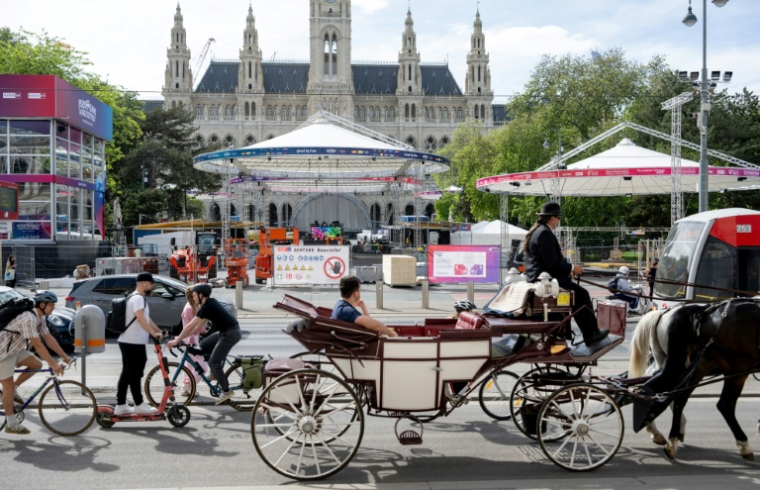 Travaux de préparation d'une zone réservée aux fans de l'Eurovision sur la place de l'Hôtel de Ville à Vienne, en Autriche, le 6 mai 2026 ( AFP / Joe Klamar )