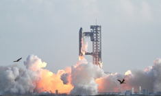La mégafusée Starship de SpaceX décolle de la base Starbase au Texas, le 26 août 2025 ( AFP / RONALDO SCHEMIDT )