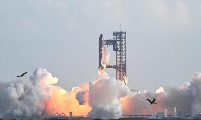 La mégafusée Starship de SpaceX décolle de la base Starbase au Texas, le 26 août 2025 ( AFP / RONALDO SCHEMIDT )
