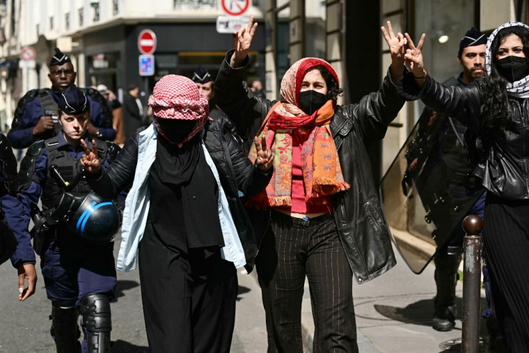 Des manifestants evacués du site de Sciences Po Paris, le 3 mai 2024. ( AFP / MIGUEL MEDINA )