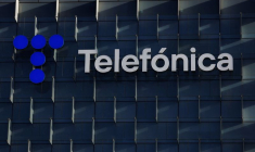 Le logo de l'opérateur téléphonique espagnol Telefonica est affiché au sommet du siège social de l'entreprise à Madrid