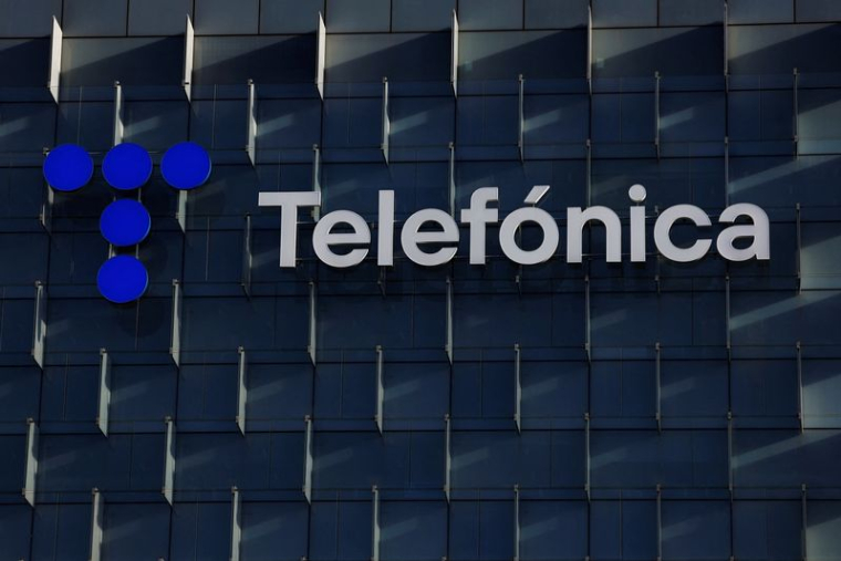 Le logo de l'opérateur téléphonique espagnol Telefonica est affiché au sommet du siège social de l'entreprise à Madrid