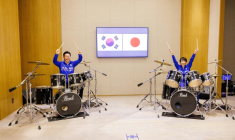 Le président sud-coréen Lee Jae-myung et la Première ministre japonaise Sanae Takaichi effectuent un duo de batterie à Nara, dans l'ouest du Japon, le 13 janvier 2026 ( JAPAN'S GOVERNMENT PUBLIC RELATIONS OFFICE / Handout )