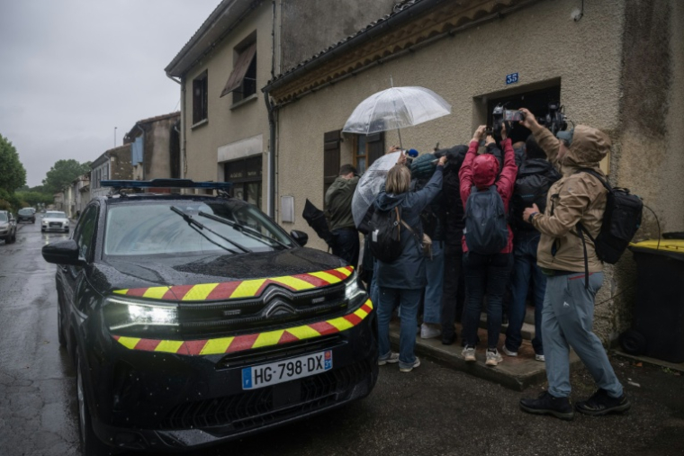 Des journalistes devant une maison à Fleurance, dans le Gers, le 4 juin 2026 ( AFP / Ed JONES )