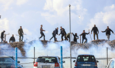 Des agriculteurs affrontent des policiers anti-émeutes près de l'aéroport international d'Héraklion, sur l'île de Crète, le 8 décembre 2025 ( AFP / Costas METAXAKIS )