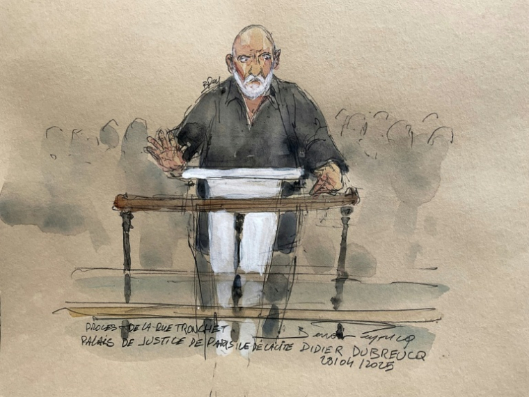 Ce croquis judiciaire réalisé le 28 avril 2025 et publié le 5 mai 2025 montre le co-accusé Didier Dubreucq à Paris devant la cour d'assises de Paris ( AFP / Benoit PEYRUCQ )