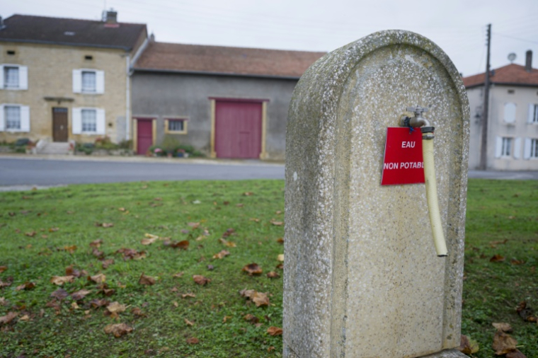Une fontaine distribuant de l'eau non potable en raison d'une pollution aux PFAS, à Louppy-sur-Loison (Meuse), le 15 octobre 2025 ( AFP / Jean-Christophe VERHAEGEN )