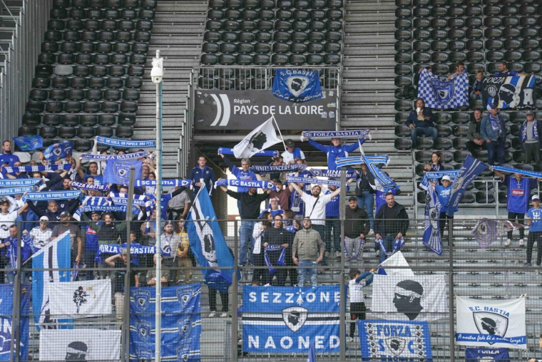 Des fans tentent d'envahir le vestiaire à Bastia