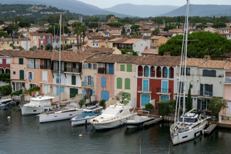 Des bateaux privés amarrés dans un quartier résidentiel, à Port Grimaud, le 9 septembre 2026 dans le Var ( AFP / Miguel MEDINA )