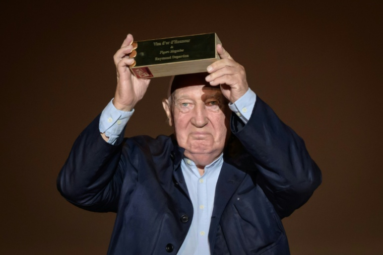 Raymond Depardon reçoit un Visa d'or d'honneur lors du festival Visa pour l'image à Perpignan, en France, le 3 septembre 2026 ( AFP / Ed JONES )
