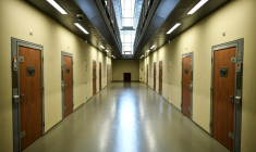 Un couloir de la prison de la Santé à Paris, le 12 avril 2019  ( AFP / STEPHANE DE SAKUTIN )