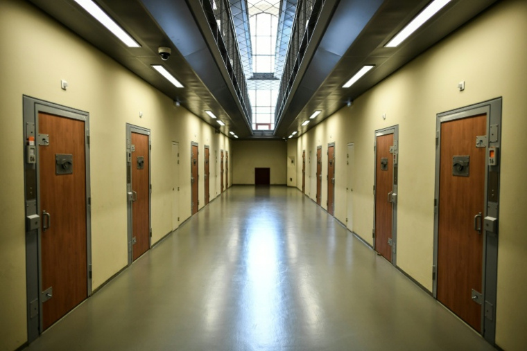 Un couloir de la prison de la Santé à Paris, le 12 avril 2019  ( AFP / STEPHANE DE SAKUTIN )