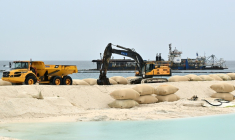 Des engins de chantier effectuent des travaux sur un site de remblaiement à Funafuti, aux Tuvalu, le 6 octobre 2026, dans le cadre du Sommet préparatoire du Pacifique à la COP31 ( POOL / Saeed KHAN )