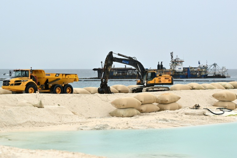 Des engins de chantier effectuent des travaux sur un site de remblaiement à Funafuti, aux Tuvalu, le 6 octobre 2026, dans le cadre du Sommet préparatoire du Pacifique à la COP31 ( POOL / Saeed KHAN )