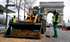 Les agriculteurs protestent contre la pression sur les prix, les taxes et la réglementation verte, à Paris