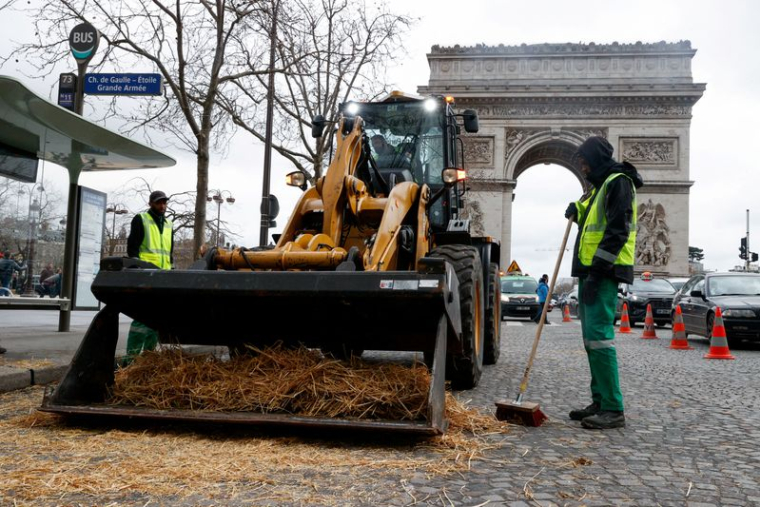 Les agriculteurs protestent contre la pression sur les prix, les taxes et la réglementation verte, à Paris