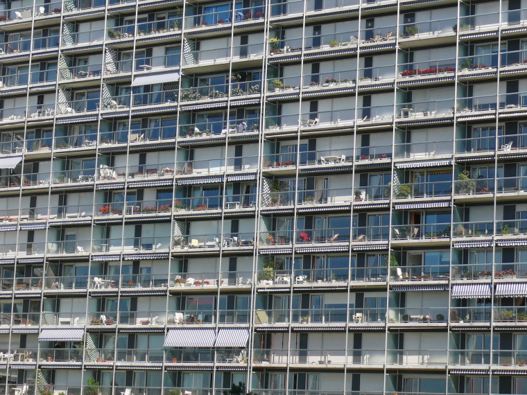Pour bénéficier d'un logement HLM, les plafonds de ressources varient selon la catégorie du ménage, le lieu, et le type de financement des logements. (Apnear40 / Pixabay)