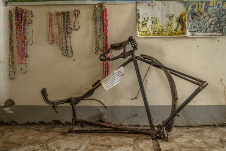 Un vélo appartenant à Patrick Okello, et qui lui a sauvé la vie le 19 mai 2004, lorsqu'une balle tirée par des combattants de l'Armée de résistance du Seigneur (LRA) a frappé le cadre d'acier de la bicyclette au lieu de le toucher lui, est exposé au Centre mémorial de Lukodi, dans le village de Lukodi, district de Gulu, le 4 septembre 2025. ( AFP / Stuart Tibaweswa )