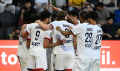 Les joueurs du PSG se congratulent après leur troisième but inscrit par Lucas Beraldo à Angers, le 25 avril 2026 ( AFP / Sebastien Salom-Gomis )