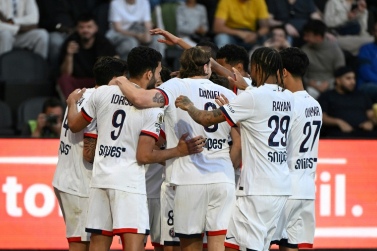 Les joueurs du PSG se congratulent après leur troisième but inscrit par Lucas Beraldo à Angers, le 25 avril 2026 ( AFP / Sebastien Salom-Gomis )