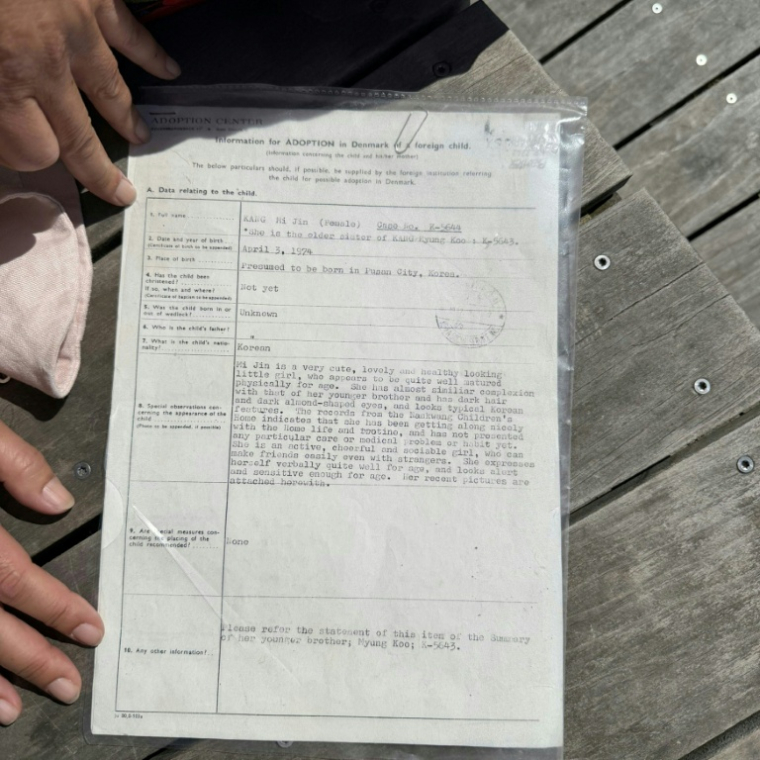 Les papiers d'adoption de Sofie Randel, d'origine coréenne, le 9 mai 2026 à Kastrup, près de Copenhague, au Danemark ( AFP / Camille BAS-WOHLERT )
