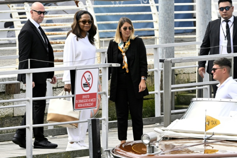 L'animatrice de télévision américaine Oprah Winfrey s'apprête à monter dans un bateau-taxi après son arrivée à l'aéroport Marco Polo de Venise, le 26 juin 2025 ( AFP / ANDREA PATTARO )
