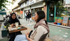 Des femmes sans voile attablées à une terrasse, à Téhéran, le 23 juin 2024 ( AFP / RAHEB HOMAVANDI )