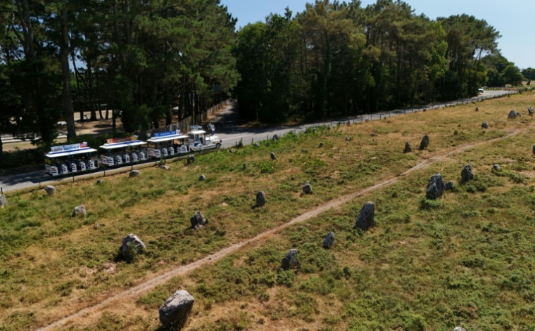 Un circuit en train touristique  sur le site des Mégalithes de Carnac, le 4 juillet 2025 dans le Morbihan ( AFP / Damien MEYER )