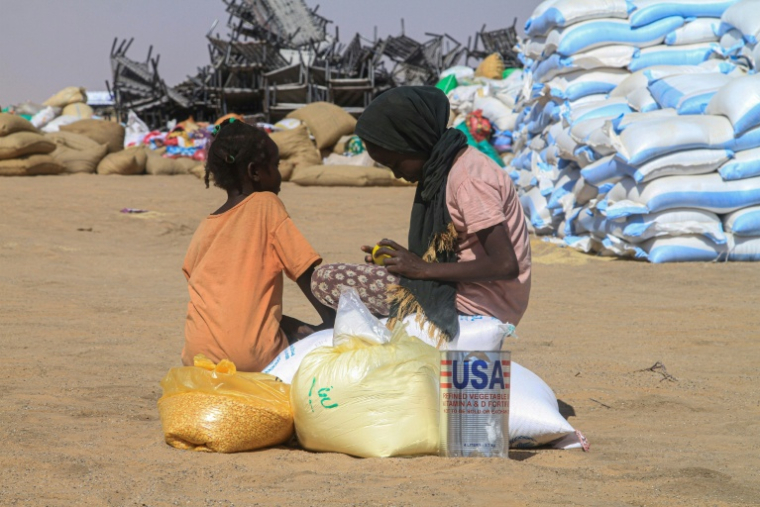 Des fillettes soudanaises ayant fui El-Facher recoivent de l'aide humanitaire dans un camp d'Al-Dabba, dans le nord du Soudan, le 25 nobembre 2025 ( AFP / Ebrahim HAMID )