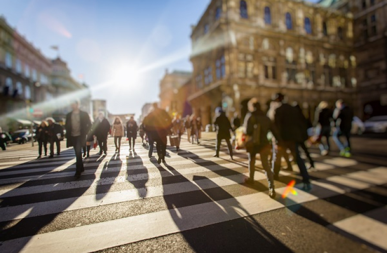 Les villes seront-elles bientôt réservées aux piétons ? (Crédits photo : Shutterstock)