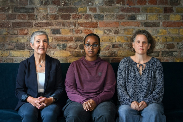 (De gauche à droite) Marji Mansfield, 68 ans, Zahra Ali, 18 ans et Alice Clack, 49 ans, arrêtées pour avoir soutenu l'ONG Palestine Action, désormais interdite, posent le 31 juillet 2025 à Londres ( AFP / Justin TALLIS )