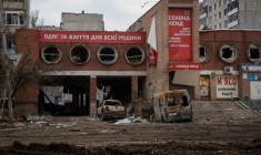 Des bâtiments et véhicules endommagés à Bakhmut, Ukraine