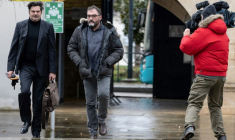 Frédéric Péchier (c), médecin anesthésiste accusé d'avoir tué 12 patients, et son avocat, Randall Schwerdorffer (g), arrivent au palais de justice de Besançon, le 8 mars 2023 ( AFP / ARNAUD FINISTRE )