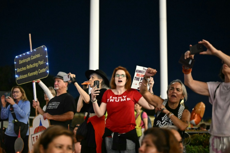 Manifestation pour la défense du Kennedy Center, haut lieu culturel de Washington que le président américain Donald Trump menace de condamner si son nom n'y est pas accolé, le 18 septembre 2026 à Washington ( AFP / Kent NISHIMURA )