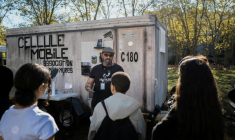 Yannick Deslandes face à des jeunes devant la cellule mobile à Villeurbanne dans le Rhône le 14 octobre 2026 ( AFP / JEFF PACHOUD )