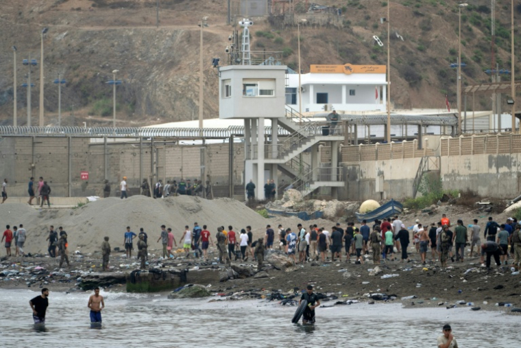 Des migrants nagent dans les eaux proches de la frontière avec le Maroc pour pénétrer dans l'enclave espagnole de Ceuta, le 31 juillet 2026 ( AFP / JORGE GUERRERO )