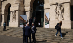 Des personnes se tiennent près de la Bourse de Milan (marché boursier italien)