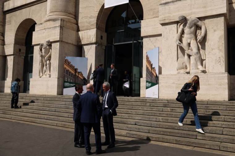 Des personnes se tiennent près de la Bourse de Milan (marché boursier italien)
