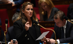 Olivia Grégoire le 15 novembre à Paris. ( AFP / CHRISTOPHE ARCHAMBAULT )