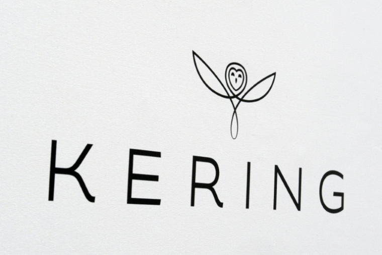 Du côté du groupe français Kering, en pleine transformation, les mouvements ont aussi commencé, dont la vente de la division beauté à L'Oréal pour quatre milliards d'euros ( AFP / Eric PIERMONT )