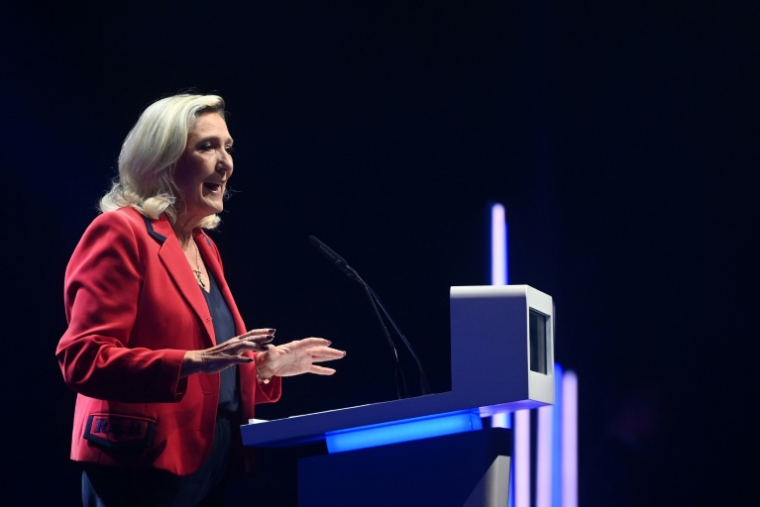 La dirigeante du RN, Marine Le Pen, prononce un discours à Bordeaux, dans le sud-ouest de la France, le 14 septembre 2025 ( AFP / Christophe ARCHAMBAULT )