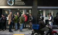 Les médias attendent devant l'Agence nationale pour les personnes handicapées (Andis) pendant sa perquisition à Buenos Aires, le 29 août 2025 en Argentine ( AFP / JUAN MABROMATA )