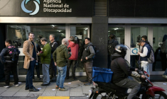 Les médias attendent devant l'Agence nationale pour les personnes handicapées (Andis) pendant sa perquisition à Buenos Aires, le 29 août 2025 en Argentine ( AFP / JUAN MABROMATA )