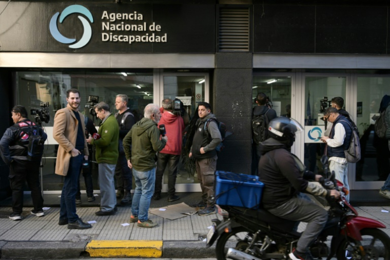 Les médias attendent devant l'Agence nationale pour les personnes handicapées (Andis) pendant sa perquisition à Buenos Aires, le 29 août 2025 en Argentine ( AFP / JUAN MABROMATA )