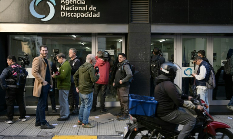 Les médias attendent devant l'Agence nationale pour les personnes handicapées (Andis) pendant sa perquisition à Buenos Aires, le 29 août 2025 en Argentine ( AFP / JUAN MABROMATA )